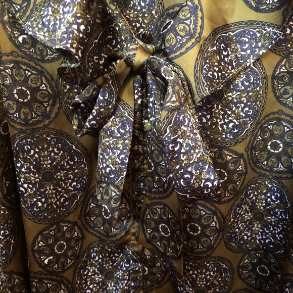 Ladies Blouse - Picture 3 of 4